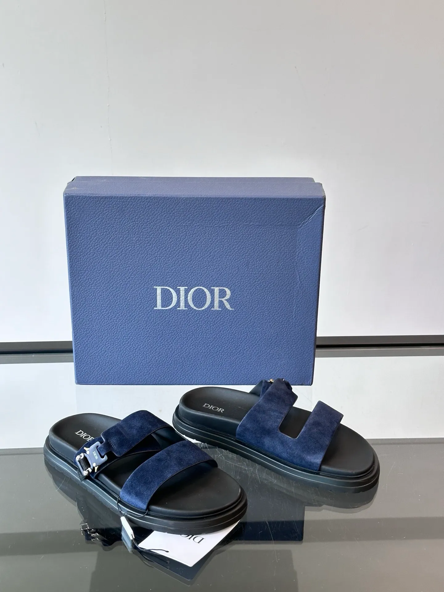Factory price: 300💰Dior Aqua men's sandals and slippers. Showcasing Dior haute couture design. The Dior gray suede strap is accented with an aluminum Dior buckle for added style. Paired with a comfortable tonal notch sole, they pair easily with shorts or jeans for a sophisticated look. Main body: suede cow leather, technical fabric lining: cow leather, with adjustable straps, aluminum Dior buckle, Dior gray EVA insole, tonal notch rubber outsole splicing structure👌👌 size: 38-44 (45.46 customized)